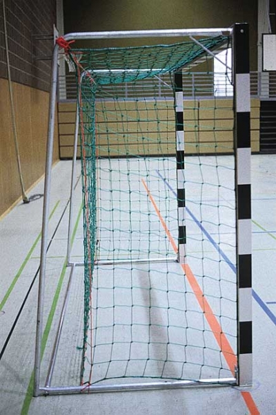 Hallenhandballtore 3x2 m, in Bodenhülsen stehend. Mit feststehenden Netzbügeln